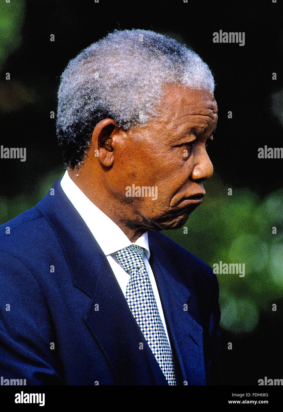 Washington, DC, USA, 10. April 1994 Präsident Nelson Mandela in Südafrika hält seine Rede während der Ankunft Zeremonien auf dem South Lawn im Weißen Haus. Nelson Mandela war ein südafrikanischer Anti-Apartheid-revolutionär, Politiker und Philanthrop, der als Präsident von Südafrika von 1994 bis 1999 war. Er war Südafrikas erste schwarze Hauptgeschäftsführer und das erste in einer absolut repräsentativ demokratischen Wahl gewählt. Seine Regierung konzentrierte sich auf die Demontage des Erbes der Apartheid durch Bekämpfung der institutionalisierten Rassismus, Armut und Ungleichheit, Credit: Mark Reinstein Stockfoto