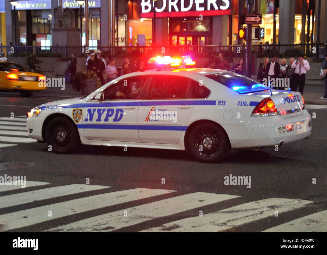 ein New Yorker Polizei Auto auf einen Notruf Stockfoto