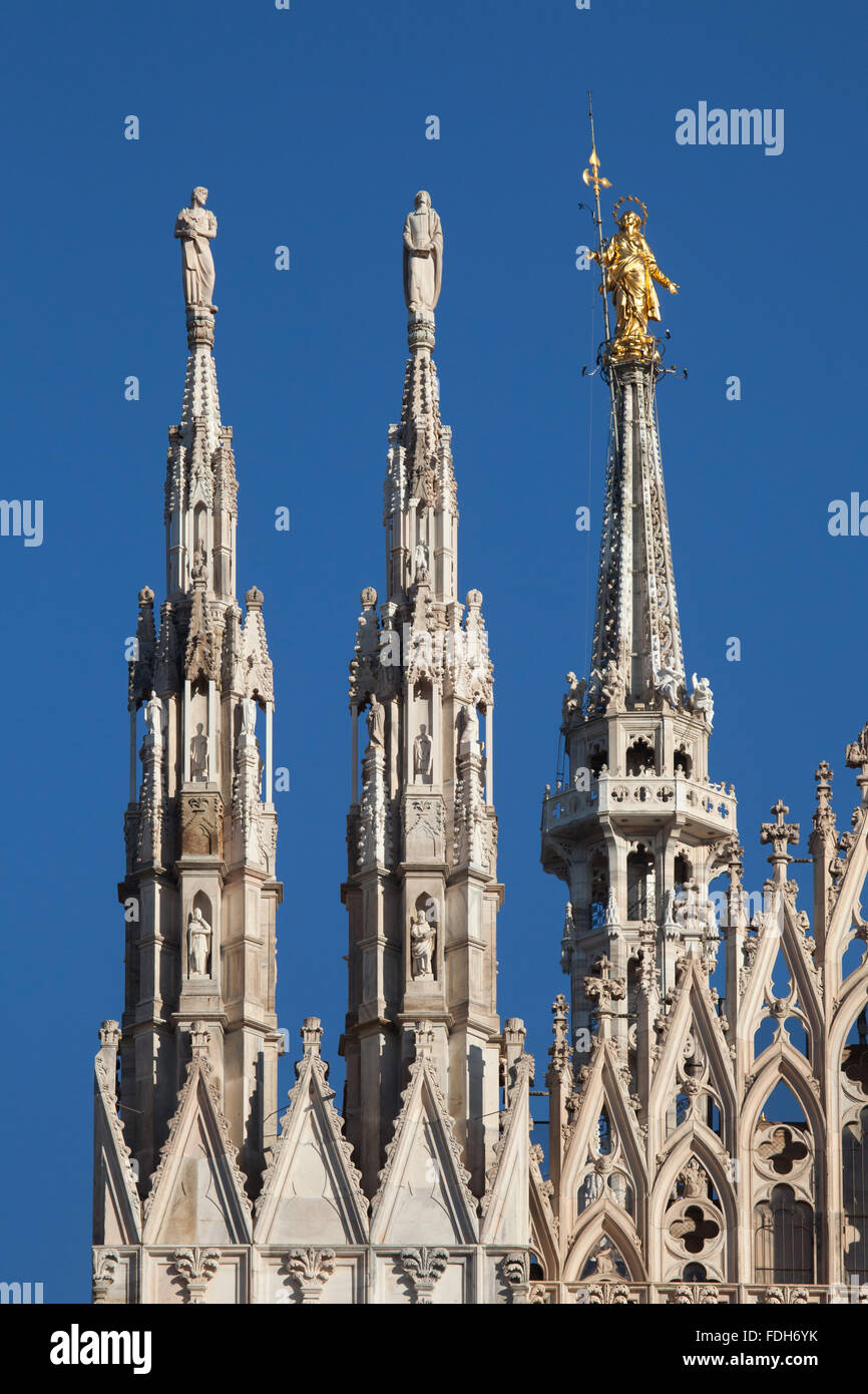 Vergoldete Bronze-Statue der Jungfrau Maria, genannt die Madonnina auf der Turmspitze von der Mailänder Dom in Mailand, Lombardei, Italien. Stockfoto