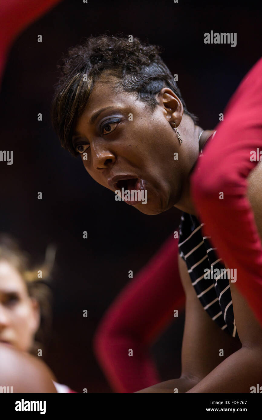 31. Januar 2016: Alabama Crimson Tide Assistant coach Shereka Wright bei der NCAA Basketball-Spiel zwischen der University of Tennessee Lady Freiwilligen und der University of Alabama Crimson Tide in der Thompson-Boling-Arena in Knoxville TN Tim Gangloff/CSM Stockfoto