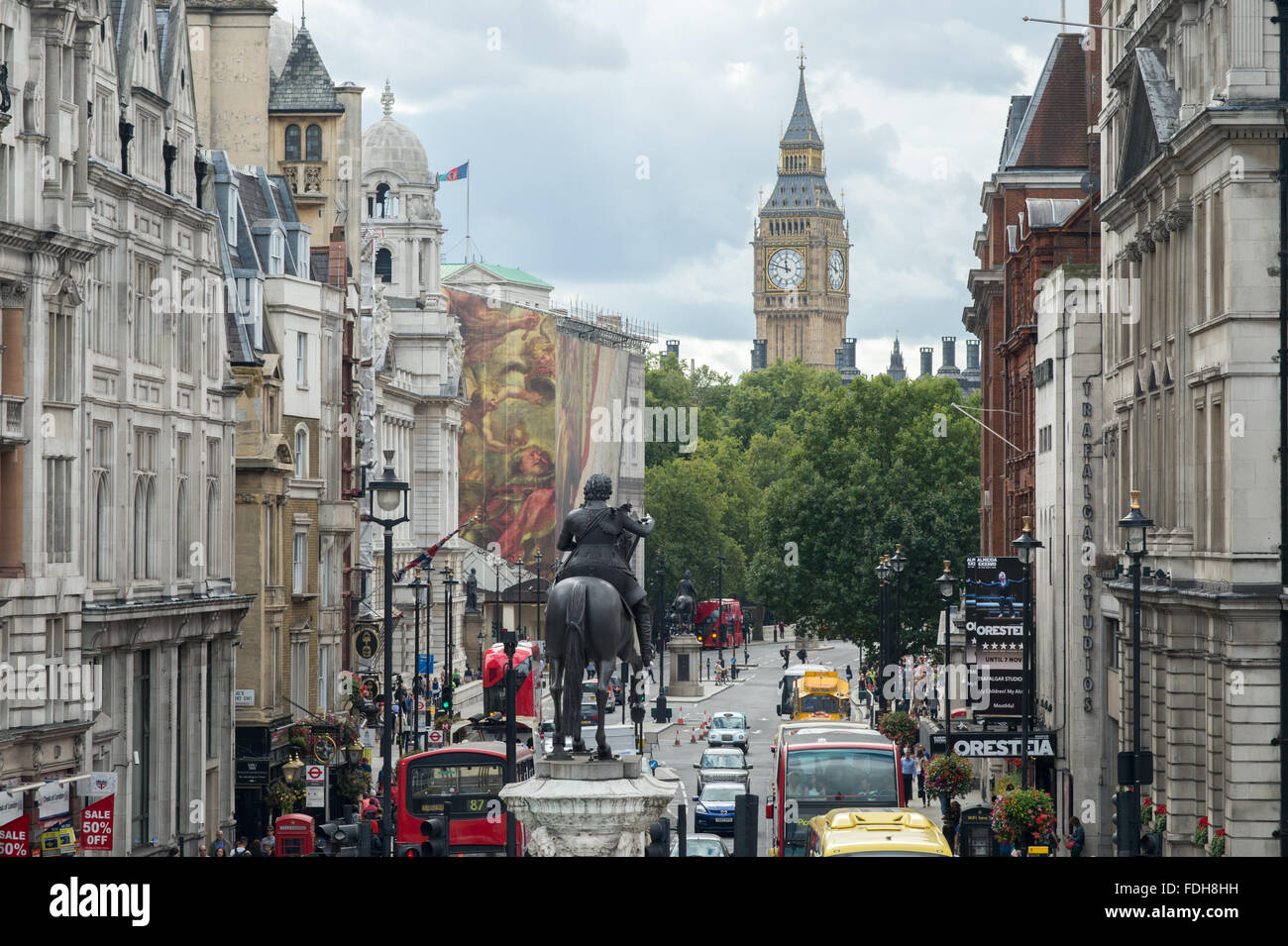 Blick auf Big Ben am Ende einer belebten Straße in London, England. Stockfoto