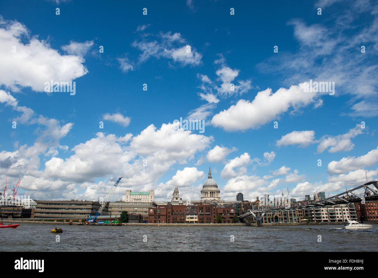 St. Pauls Cathedral und der Themse in London, England. Stockfoto