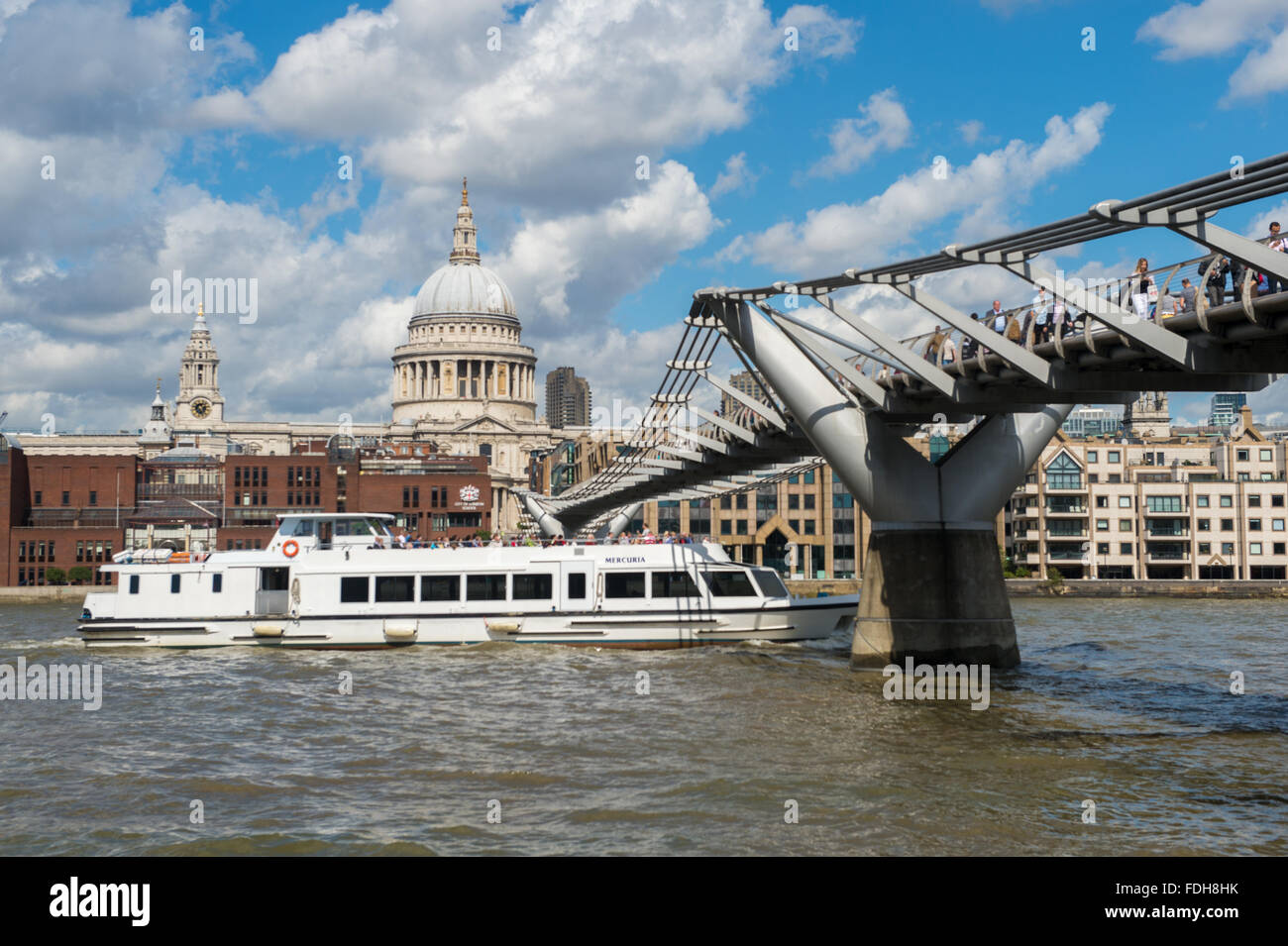 Eine Fähre vorbei an St. Pauls Cathedral auf der Themse in London, England. Stockfoto