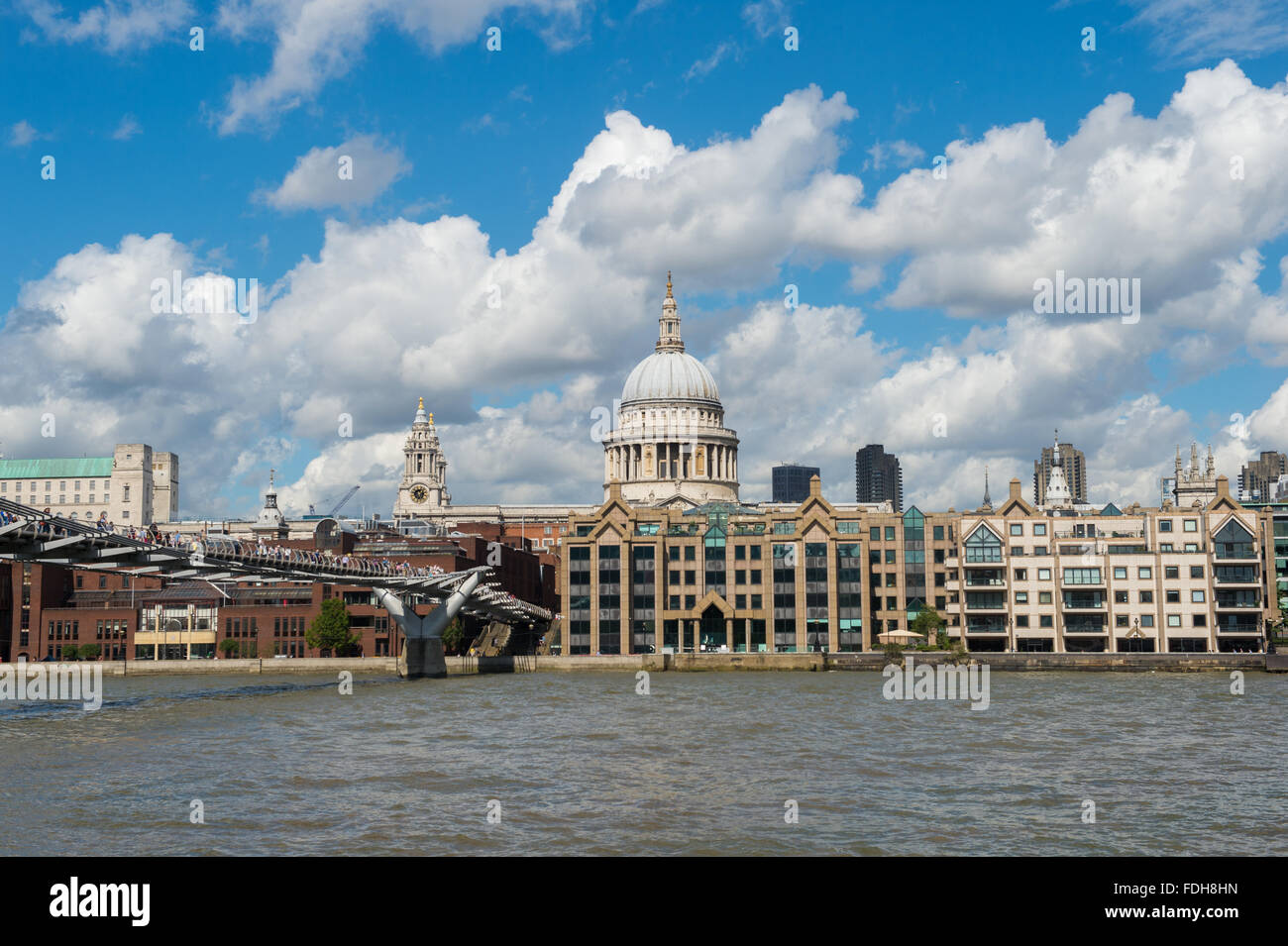St. Pauls Cathedral und der Themse in London, England. Stockfoto