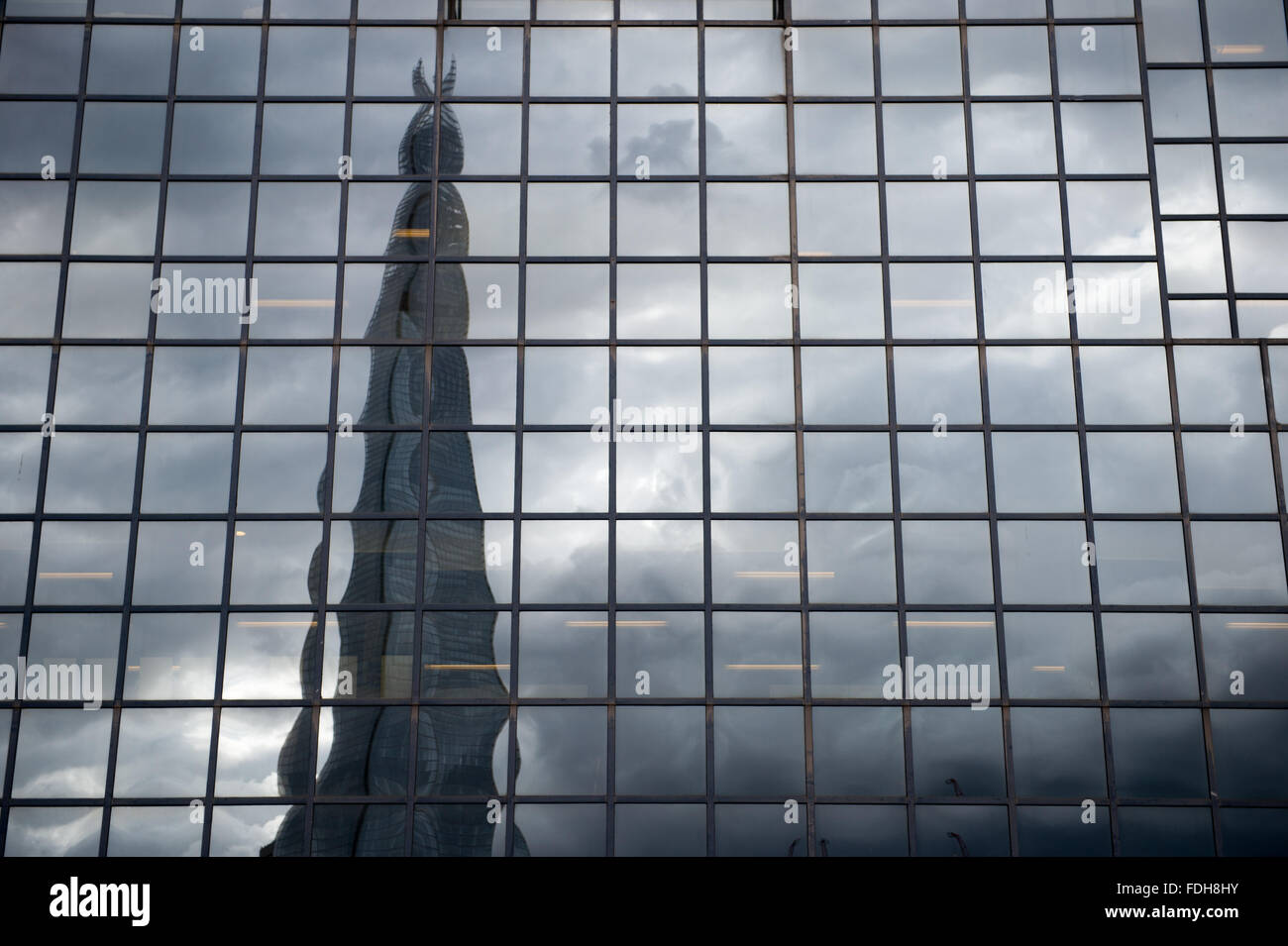 Reflexion von The Shard Wolkenkratzer auf ein Glas Gebäude in London, England. Stockfoto
