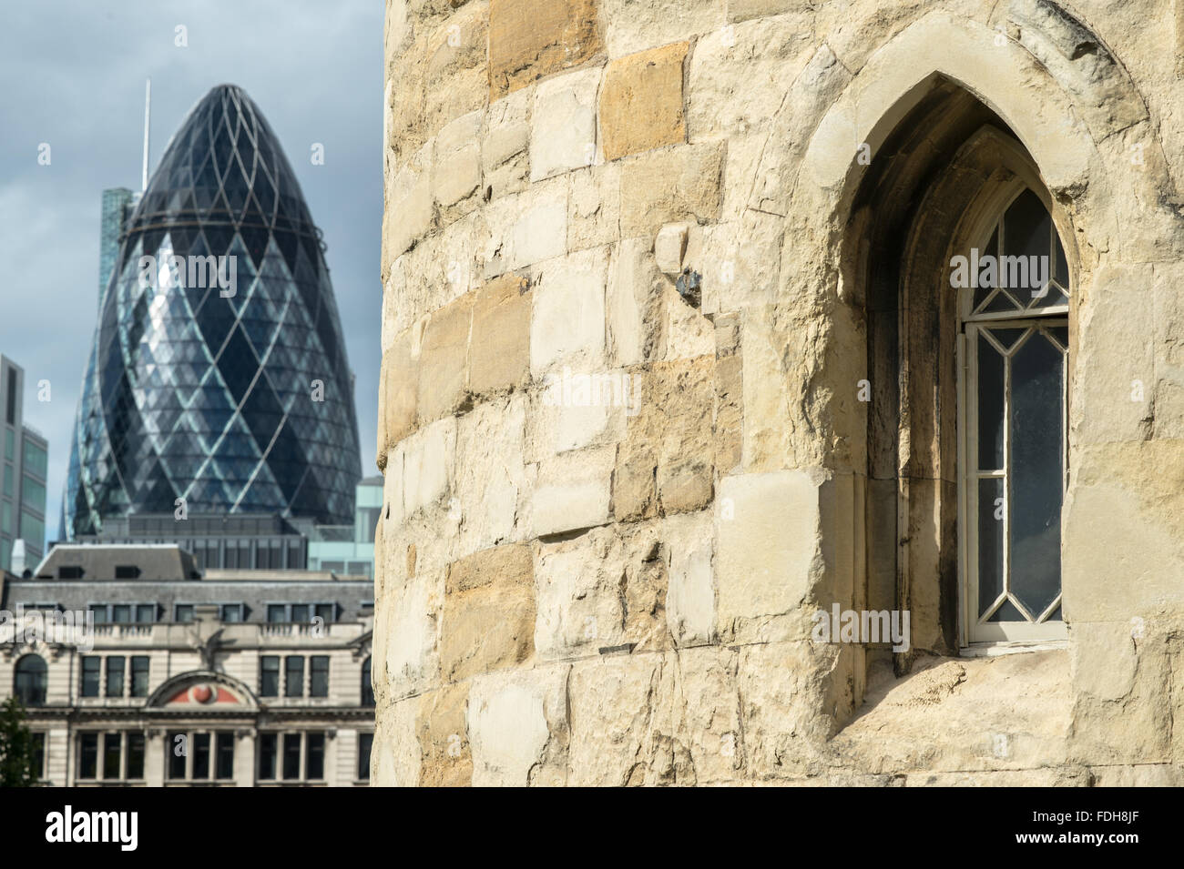 Fenster im Tower of London mit The Gherkin Hochhaus im Hintergrund in England, UK. Stockfoto