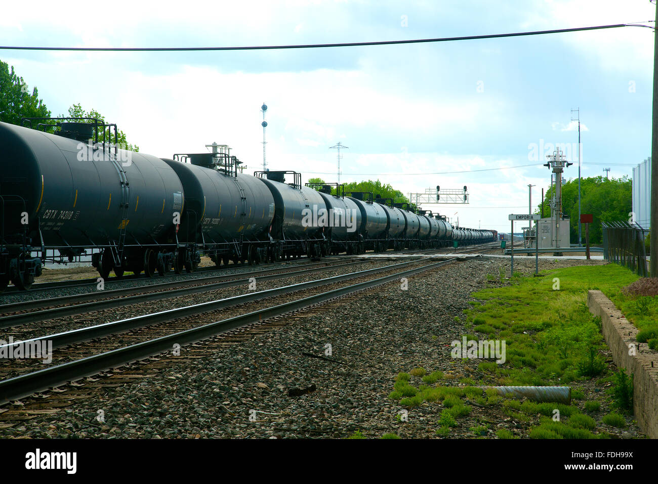 Emporia, Kansas, USA, 14. Mai 2014 BNSF Öl-Tank Zug Richtung Westen zu den Ölfeldern Credit: Mark Reinstein Stockfoto