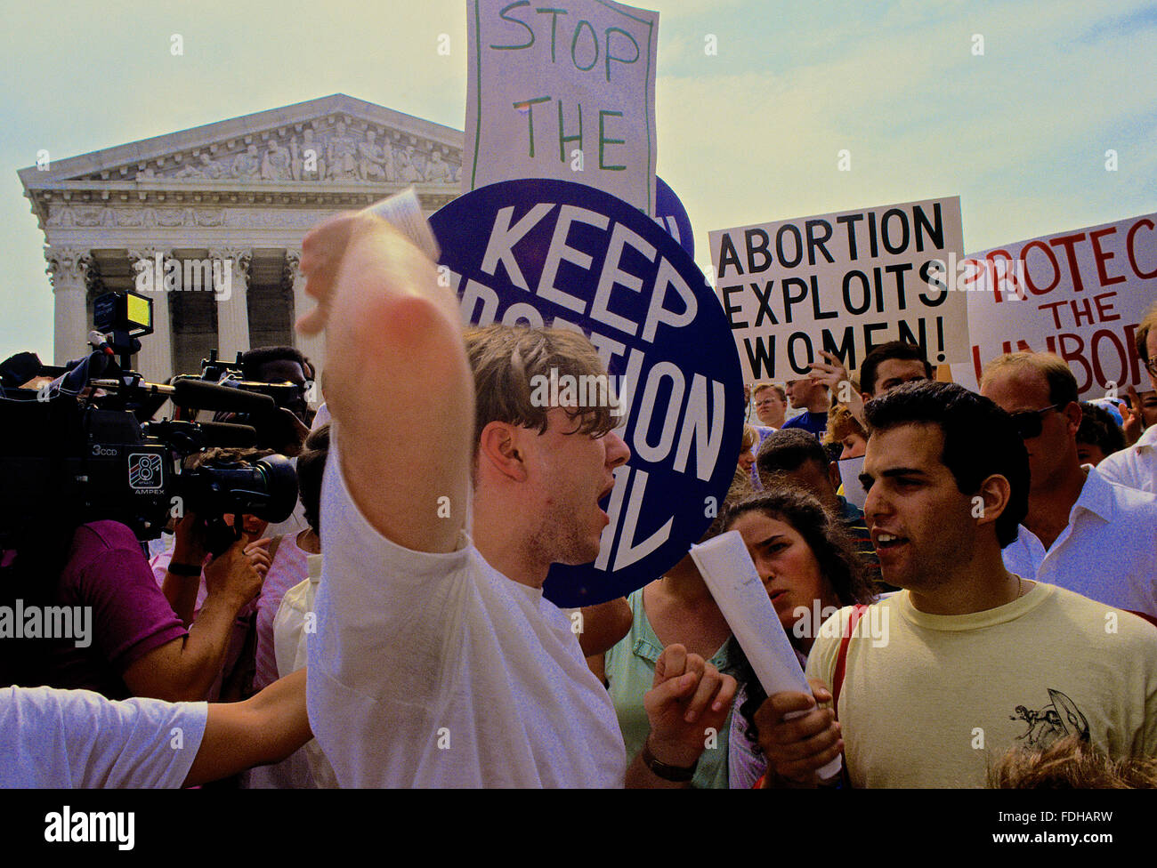 Washington, DC, USA, 3. Juli 1989 Demonstranten für und gegen die Abtreibung face off gegen einander wie das Gericht entscheidet auf Webster V Reproductive Health Services. Webster v. Reproductive Health Services, eine United States Supreme Court Entscheidung am 3. Juli 1989 war ein Missouri Gesetz aufrechterhalten, die Beschränkungen der Verwendung staatlicher Gelder, Einrichtungen und Mitarbeiter in Ausführung, mit Unterstützung oder Beratung bei Abtreibungen auferlegt. Der oberste Gerichtshof in Webster erlaubt für Staaten, in einem Bereich Gesetze zu erlassen, die bisher dachten unter Roe v. Wade Credit Mark Reinstein verboten werden Stockfoto