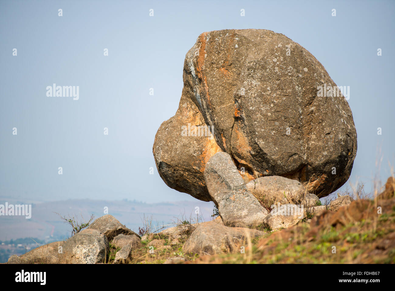 Große Felsbrocken auf einem Berg im Mlilwane Wildlife Sanctuary in Swasiland, Afrika. Stockfoto