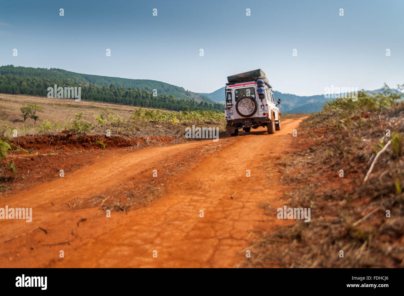 Landrover Defender fahren auf einem Feldweg im Mlilwane Wildlife Sanctuary in Swasiland, Afrika. Stockfoto