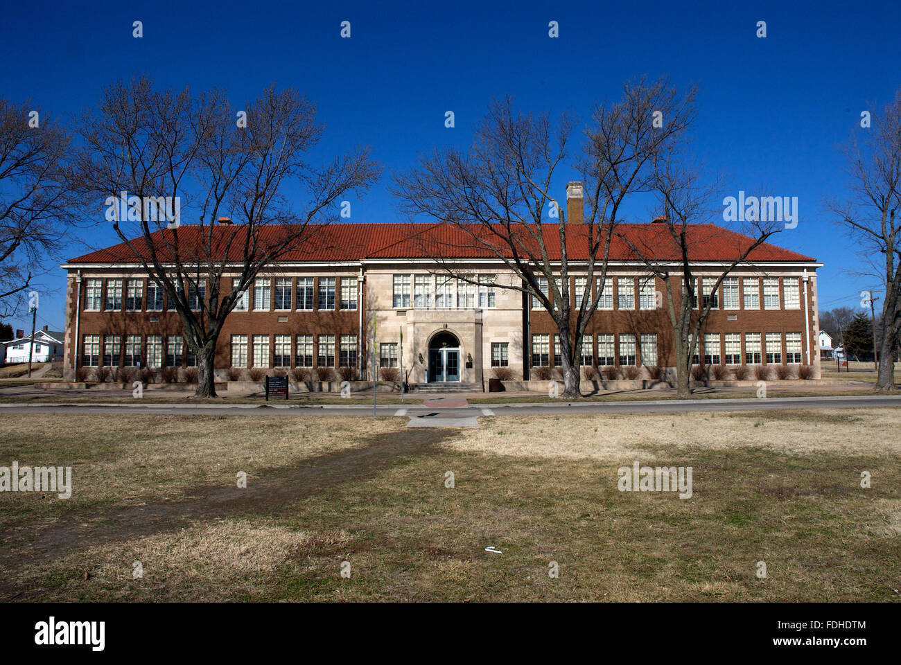 Topeka, Kansas, USA, 15. März 2014 die Monroe historischen Schulstandort Brown v. Board Of Education, was gilt als Beginn der Bürgerrechtsbewegung in den Vereinigten Staaten. Brown v. Board Of Education, 347 US-483 (1954), war ein Meilenstein United States Supreme Court Fall, in dem das Gericht erklärte Landesgesetze zur Gründung separate öffentlichen Schulen für schwarze und weiße Studenten verfassungswidrig. Die Entscheidung aufgehoben Plessy v. Ferguson Entscheidung von 1896, die staatlich geförderte Segregation, insoweit zulässig, als es zur öffentlichen Bildung angewendet.  Bildnachweis: Mark Reinstein Stockfoto