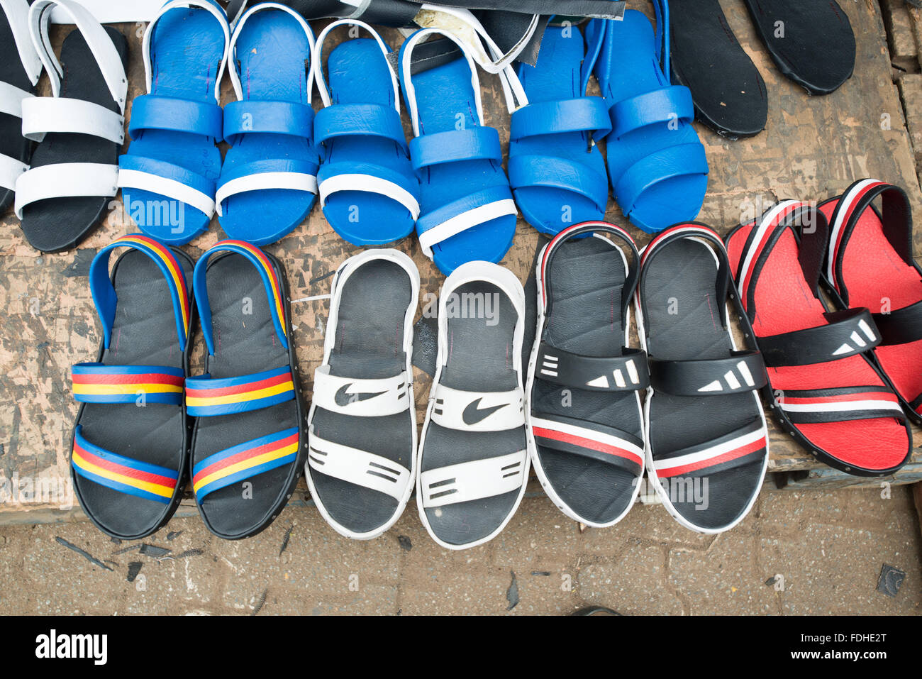 Sandalen zum Verkauf an Manzini Großhandel produzieren und Handwerksmarkt in Swasiland, Afrika. Stockfoto