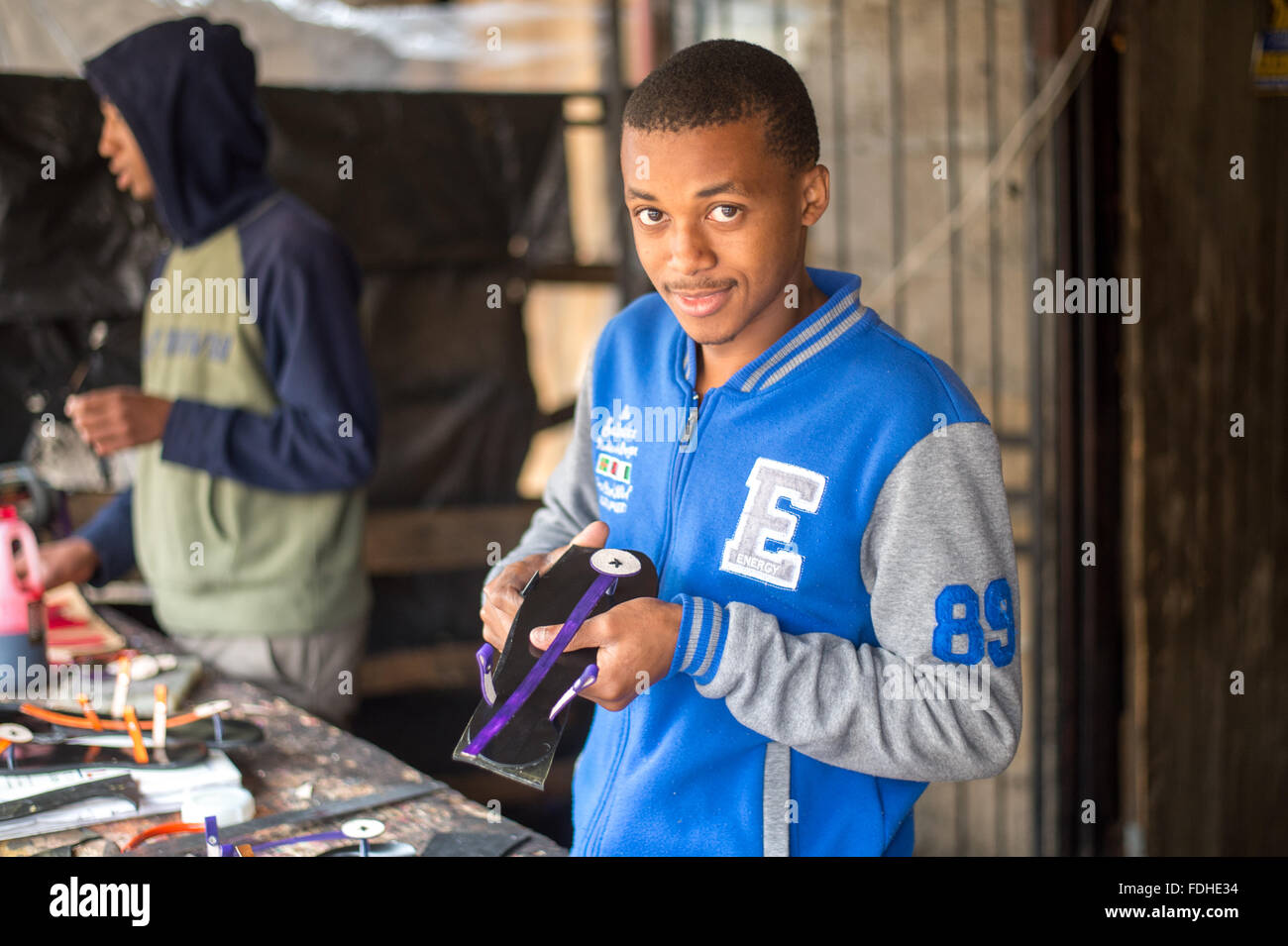 Junge afrikanische Männer, die Herstellung von Schuhen in Manzini Großhandel produzieren und Handwerksmarkt in Swasiland, Afrika Stockfoto