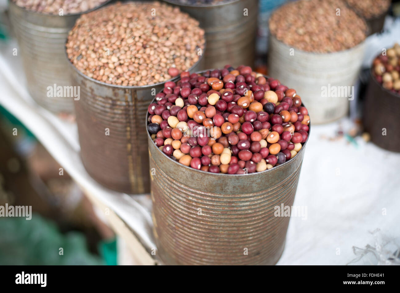 Bohnen und Getreide zum Verkauf an Manzini Großhandel produzieren und Handwerksmarkt in Swasiland, Afrika Stockfoto