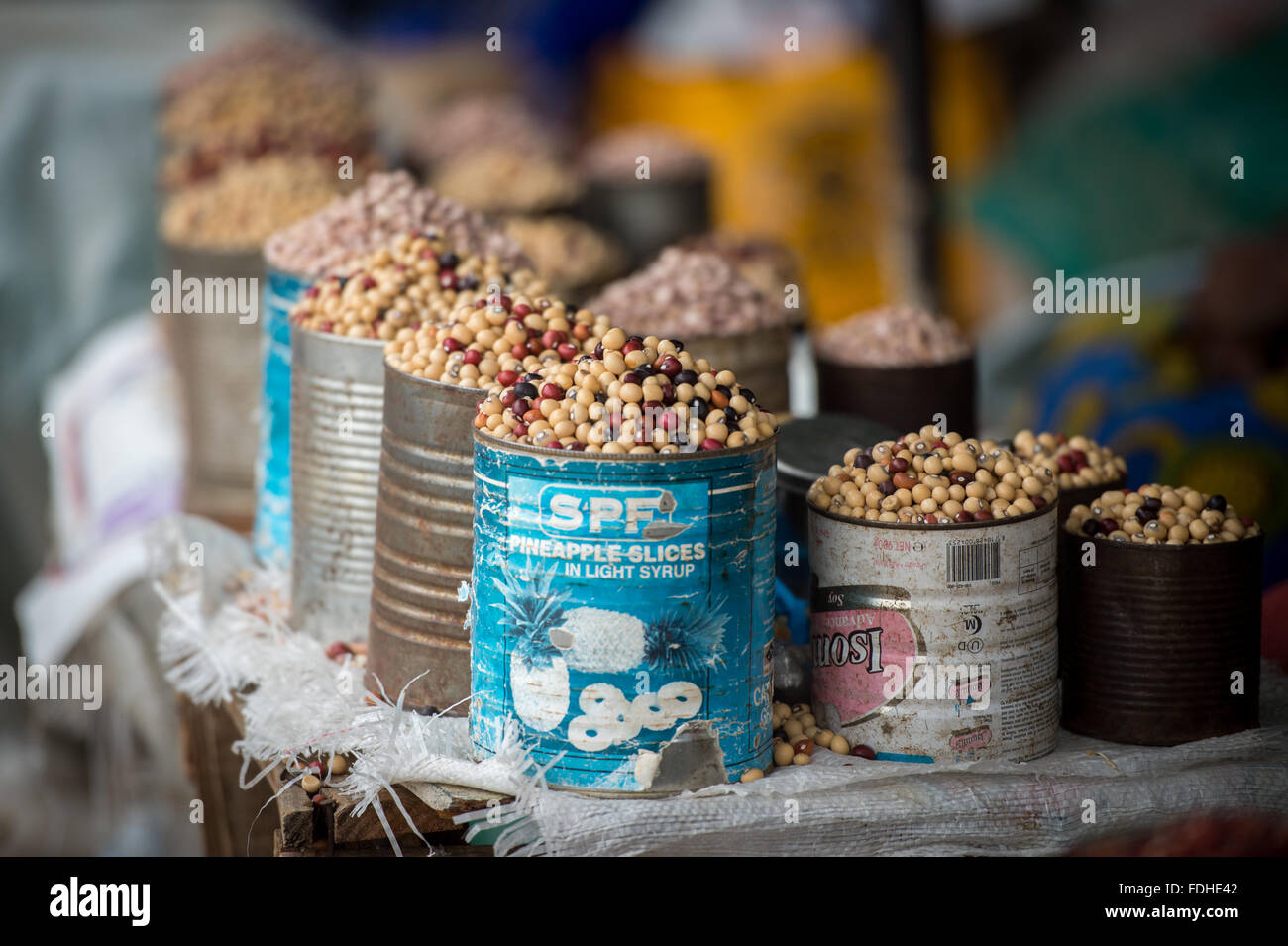 Bohnen und Getreide zum Verkauf an Manzini Großhandel produzieren und Handwerksmarkt in Swasiland, Afrika Stockfoto