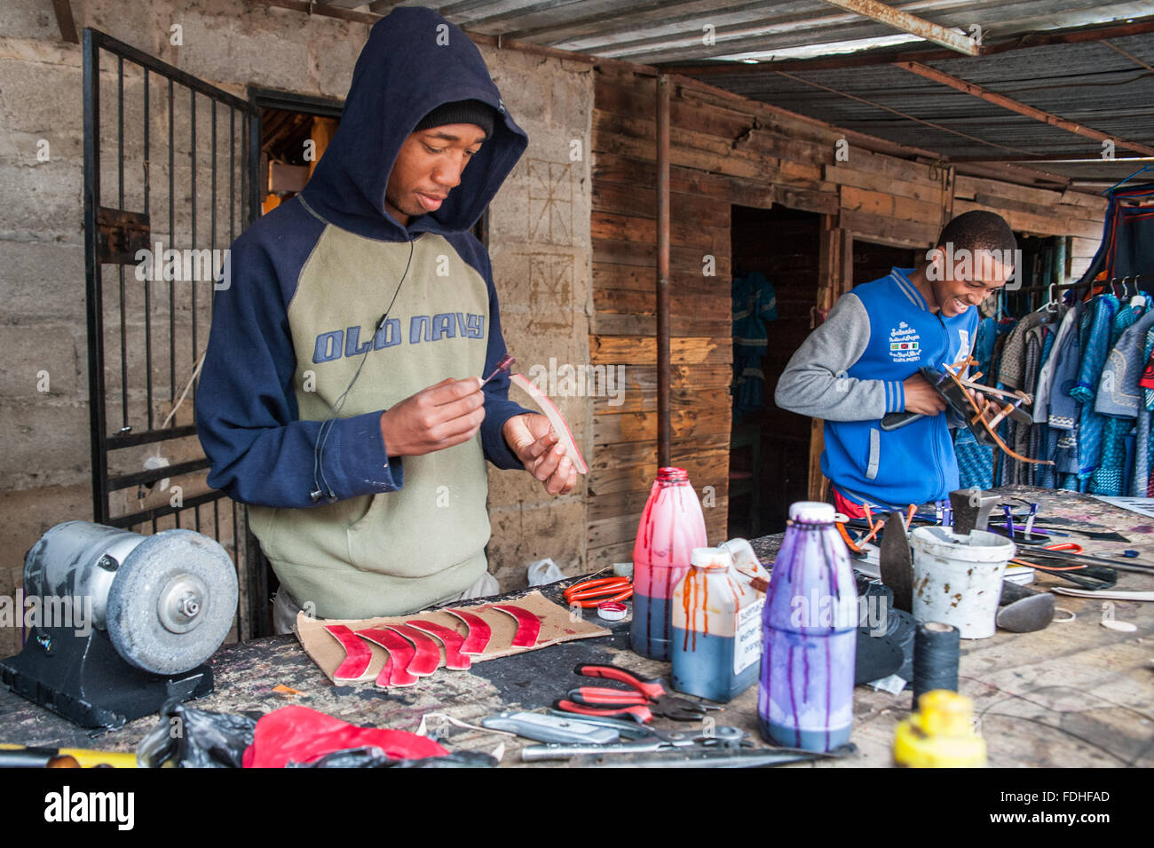 Junge afrikanische Männer, die Herstellung von Schuhen in Manzini Großhandel produzieren und Handwerksmarkt in Swasiland, Afrika Stockfoto
