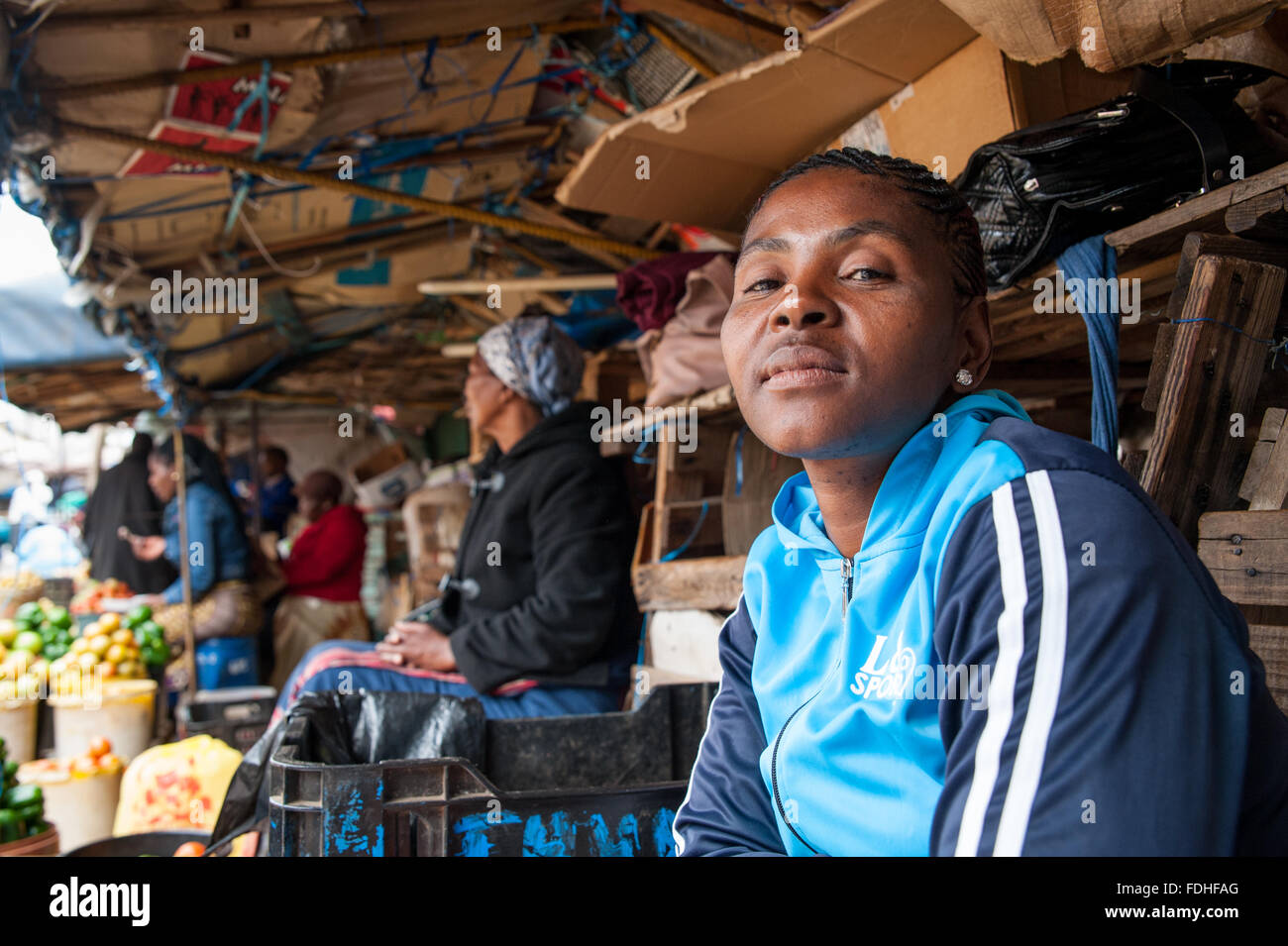 Junge afrikanische Frau im Manzini Großhandel produzieren und Handwerkermarkt in Swasiland, Afrika Stockfoto