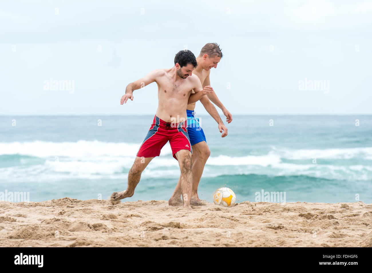Junge Männer, die Fußball spielen, am Strand von St. Lucia, Kwazulu-Natal, Südafrika - iSimangaliso Wetland Park Stockfoto