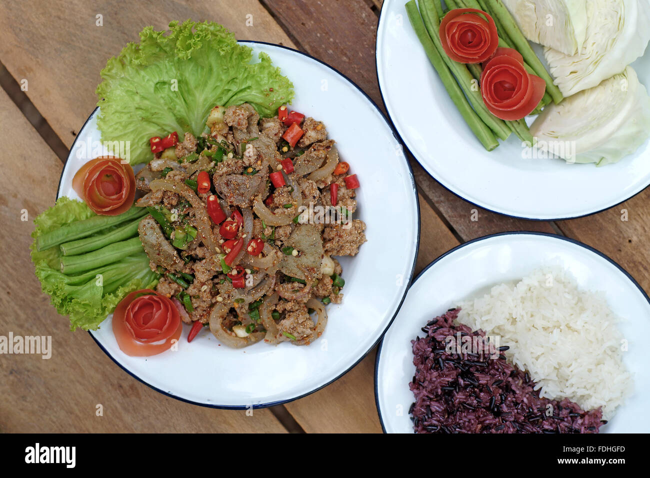 berühmten thai-Food, in Scheiben geschnitten gegrilltes Schweinefleisch würziger Salat mit klebrigen Reis und Gemüse Stockfoto