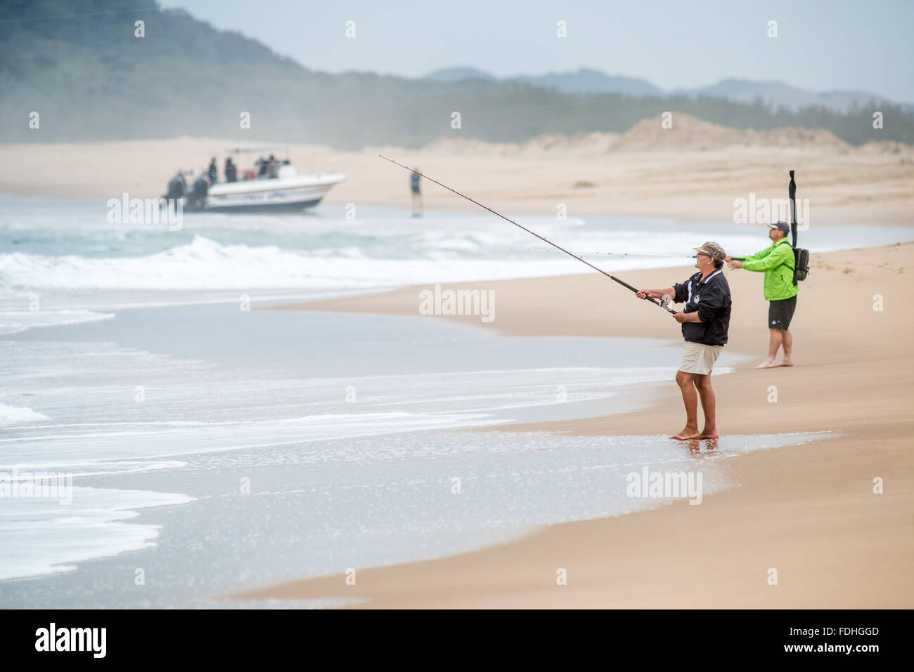 Männer Angeln im Meer in St. Lucia, Kwazulu-Natal, Südafrika - iSimangaliso Wetland Park Stockfoto