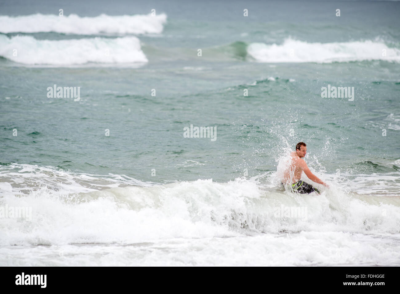 Mann stand vor brechenden Wellen in Saint Lucia, Kwazulu-Natal, Südafrika - iSimangaliso Wetland Park Stockfoto