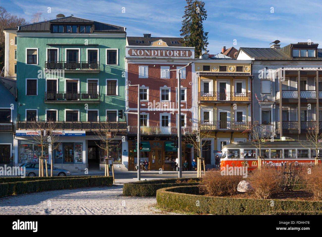 Scharnsteiner Straße in Gmunden, Oberösterreich, in der Wintersonne von der Esplanade aus gesehen Stockfoto