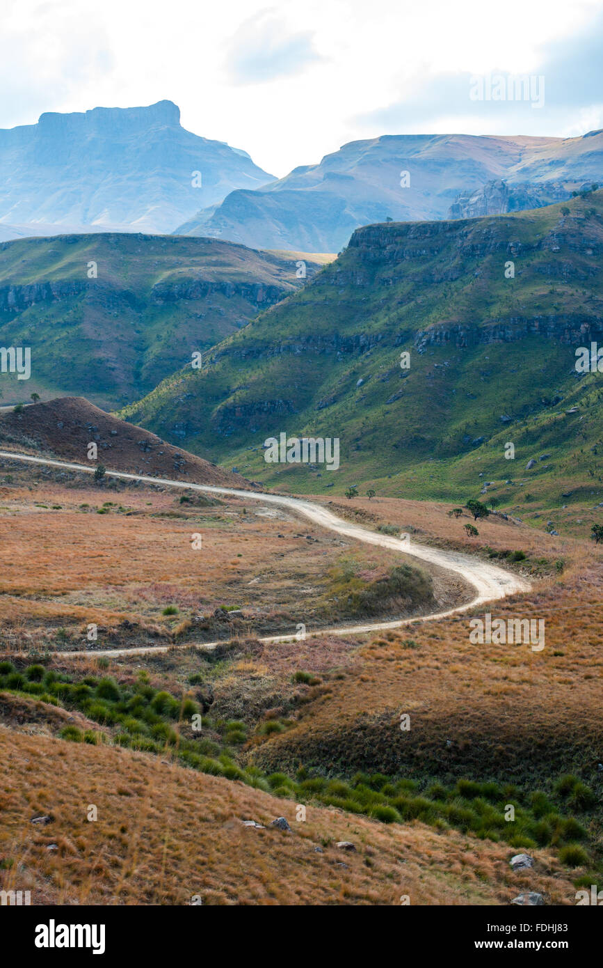 Leere Feldweg schlängelt sich durch Sani Pass, zwischen Südafrika und Lesotho. Stockfoto