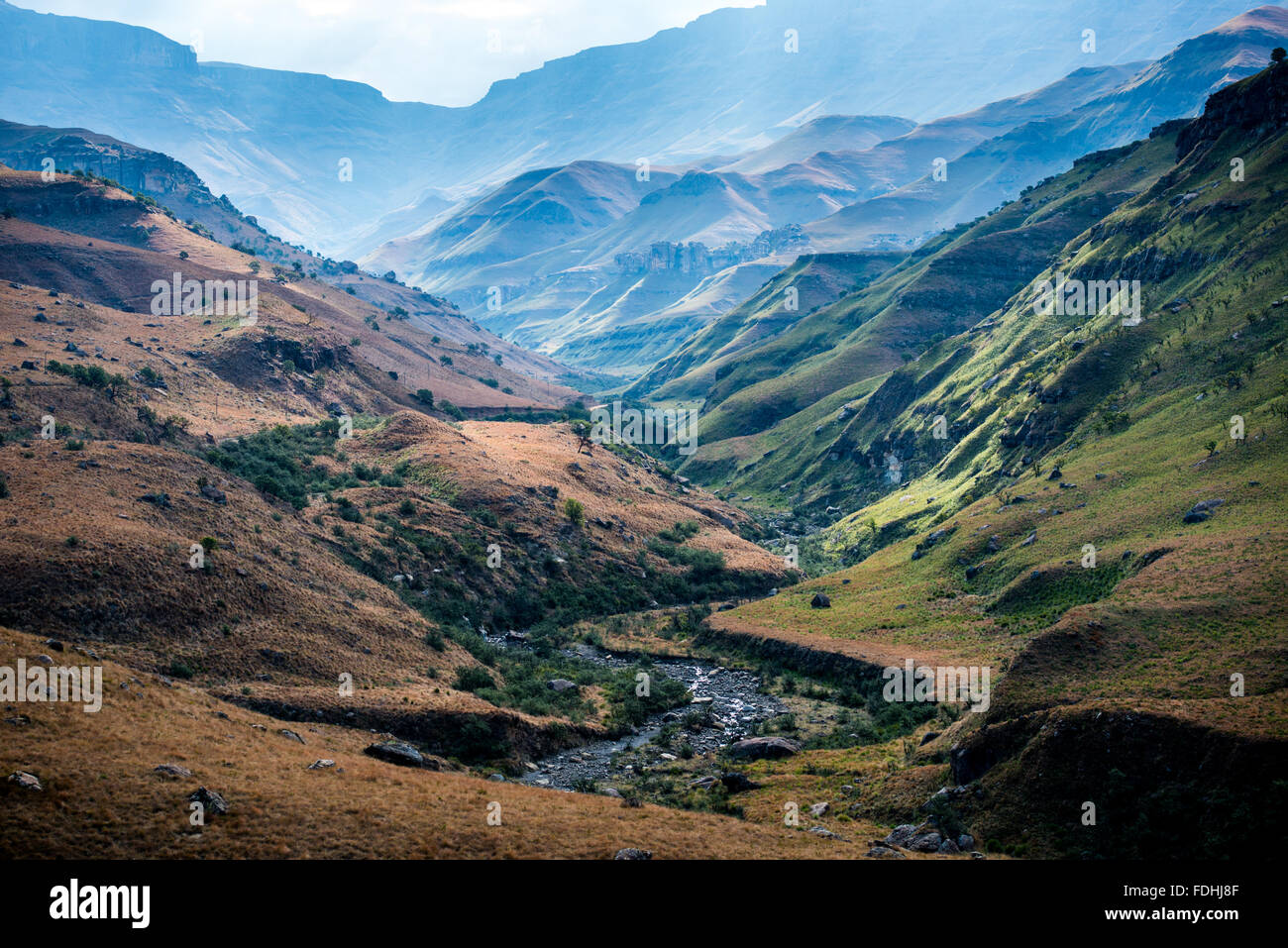 Landschaft des Berges mit einem Fluss schlängelt sich durch das Tal in Sani Pass, zwischen Südafrika und Lesotho. Stockfoto
