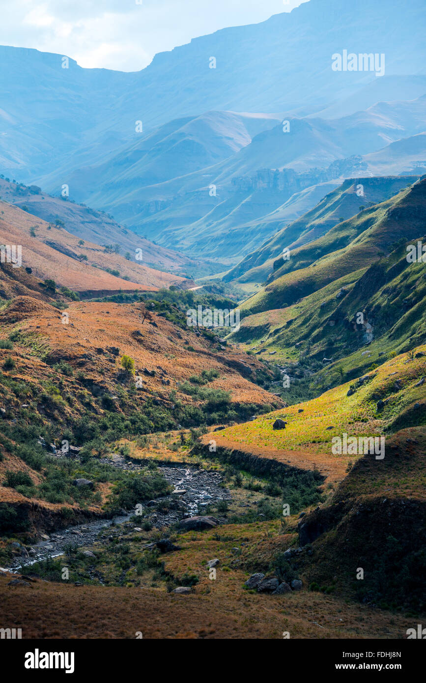 Landschaft des Berges mit einem Fluss schlängelt sich durch das Tal in Sani Pass, zwischen Südafrika und Lesotho. Stockfoto