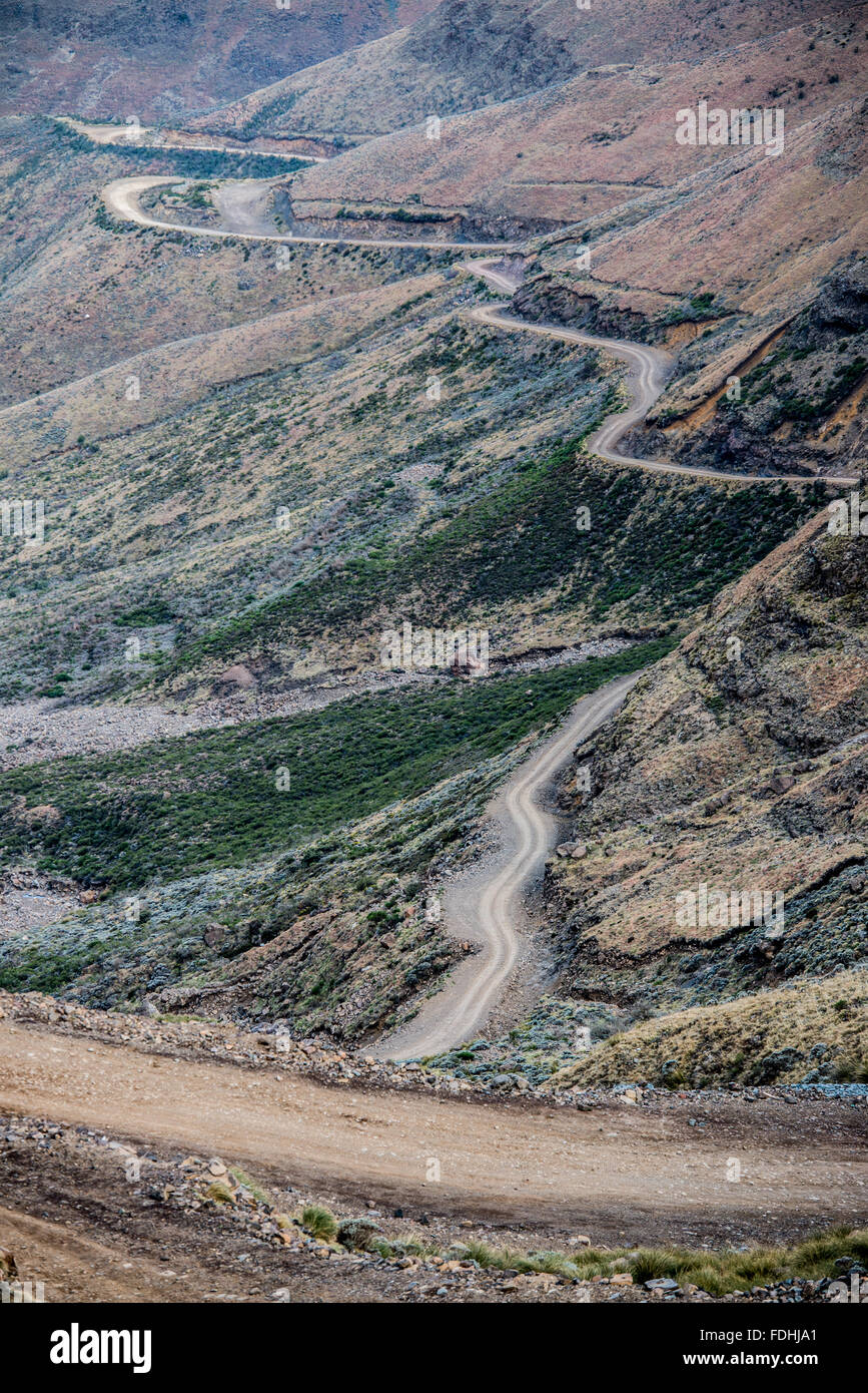 Leere Feldweg schlängelt sich durch Sani Pass, zwischen Südafrika und Lesotho. Stockfoto