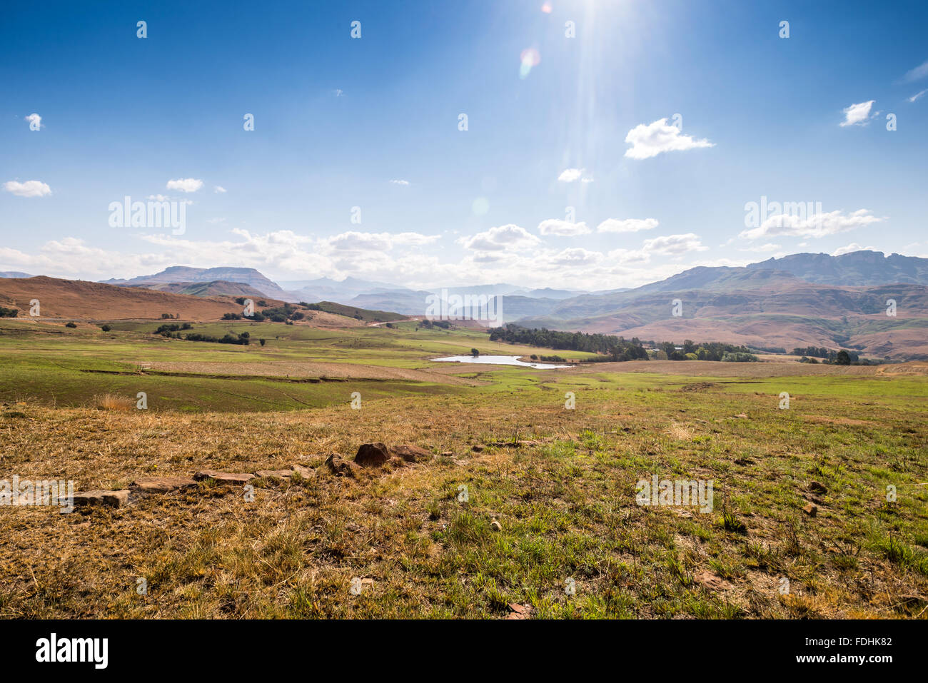 Landschaft mit Bergen und Hügeln mit blauem Himmel in Sani Pass, zwischen Südafrika und Lesotho Stockfoto