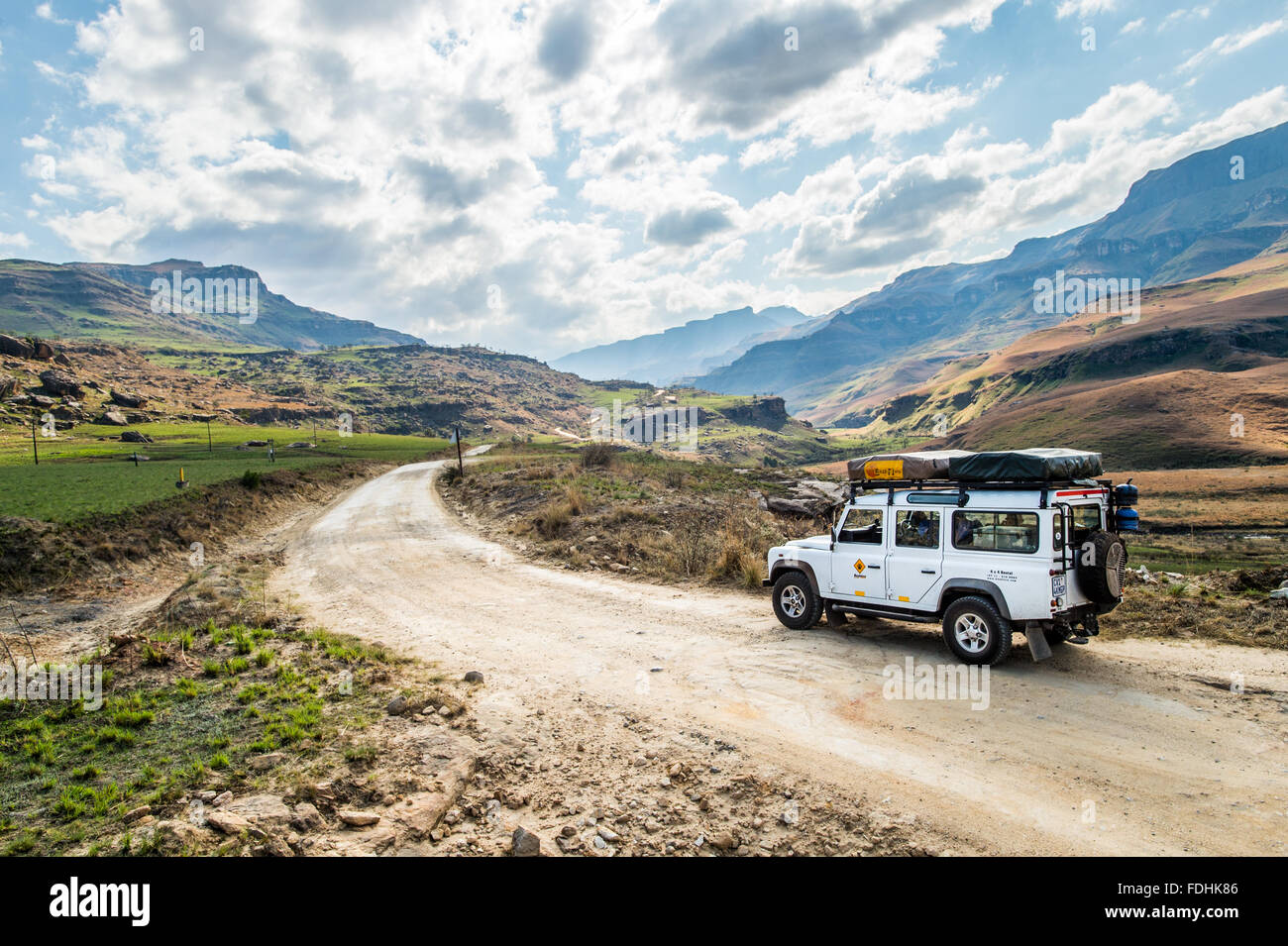 Land Rover Defender geparkt auf einem Feldweg in Sanipass zwischen Südafrika und Lesotho Stockfoto