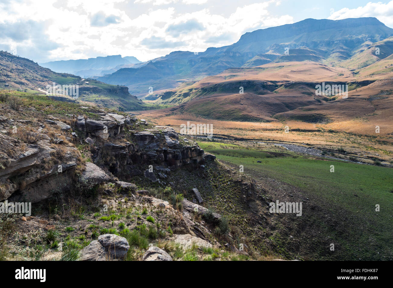 Landschaft mit Bergen und dramatischer Himmel in Sani Pass, zwischen Südafrika und Lesotho Stockfoto