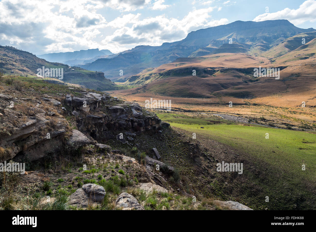 Landschaft mit Bergen und dramatischer Himmel in Sani Pass, zwischen Südafrika und Lesotho Stockfoto