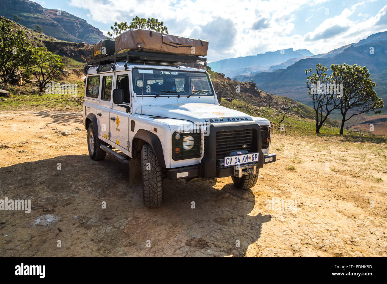 Land Rover Defender geparkt auf einem Feldweg in Sanipass zwischen Südafrika und Lesotho Stockfoto