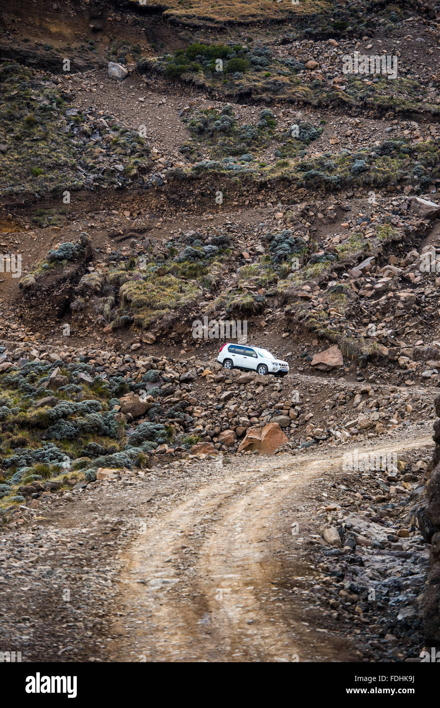 Wagens auf einer unbefestigten Straße in Sani Pass, zwischen Südafrika und Lesotho. Stockfoto