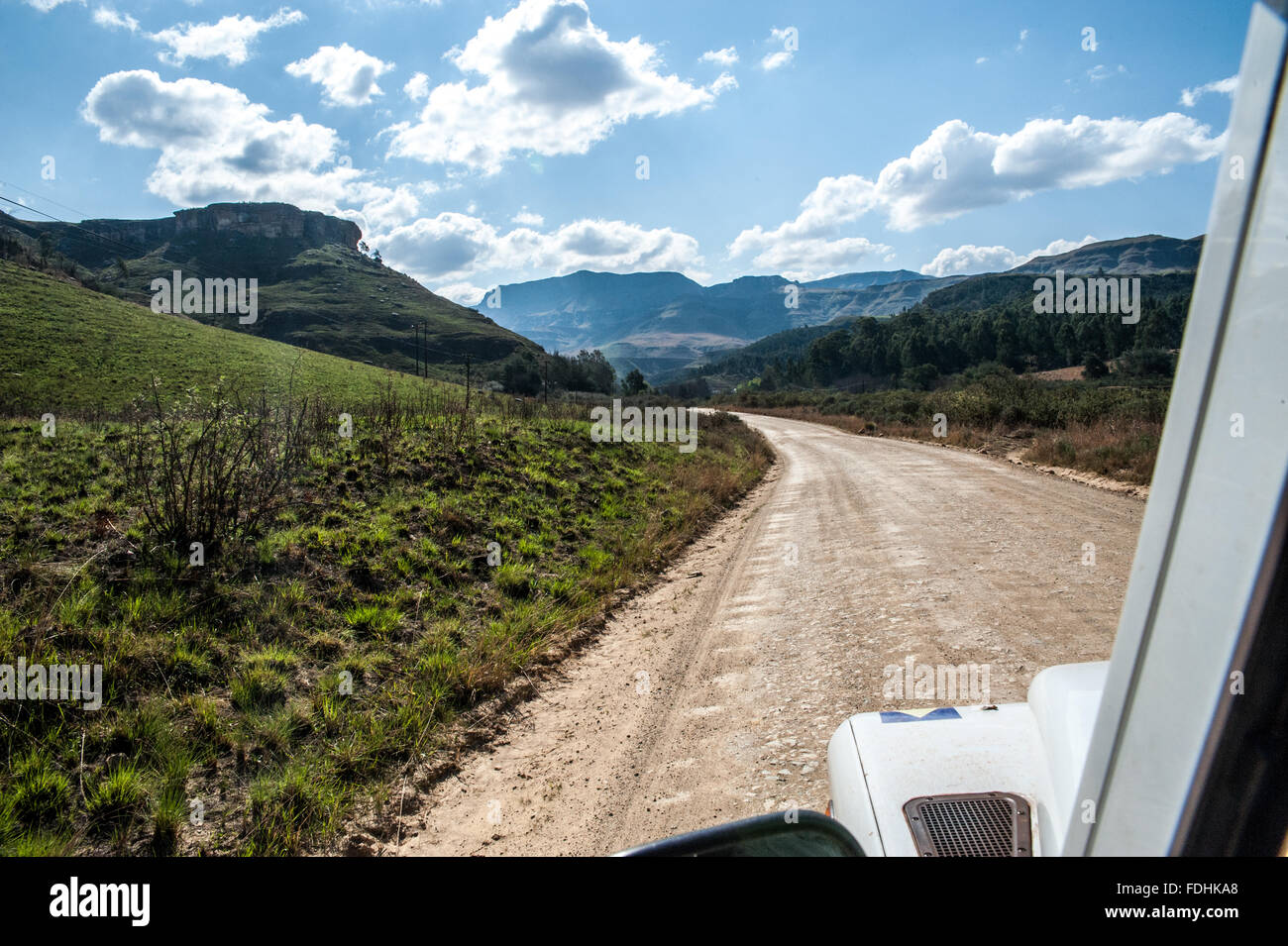 Land Rover Defender fahren auf einer unbefestigten Straße in Sanipass zwischen Südafrika und Lesotho Stockfoto
