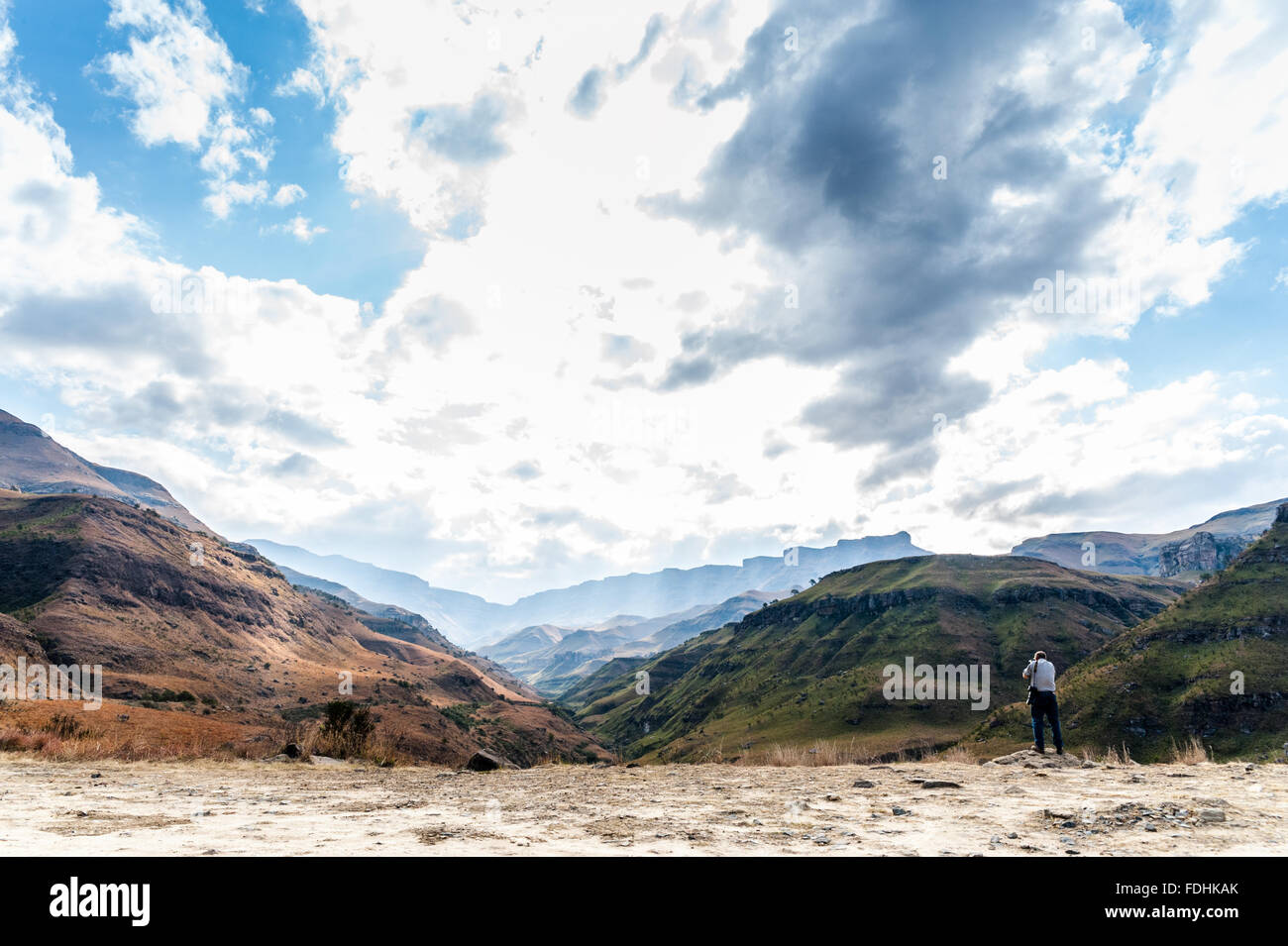 Man fotografiert eine Landschaft aus Bergen und blauem Himmel in Sani Pass, zwischen Südafrika und Lesotho Stockfoto