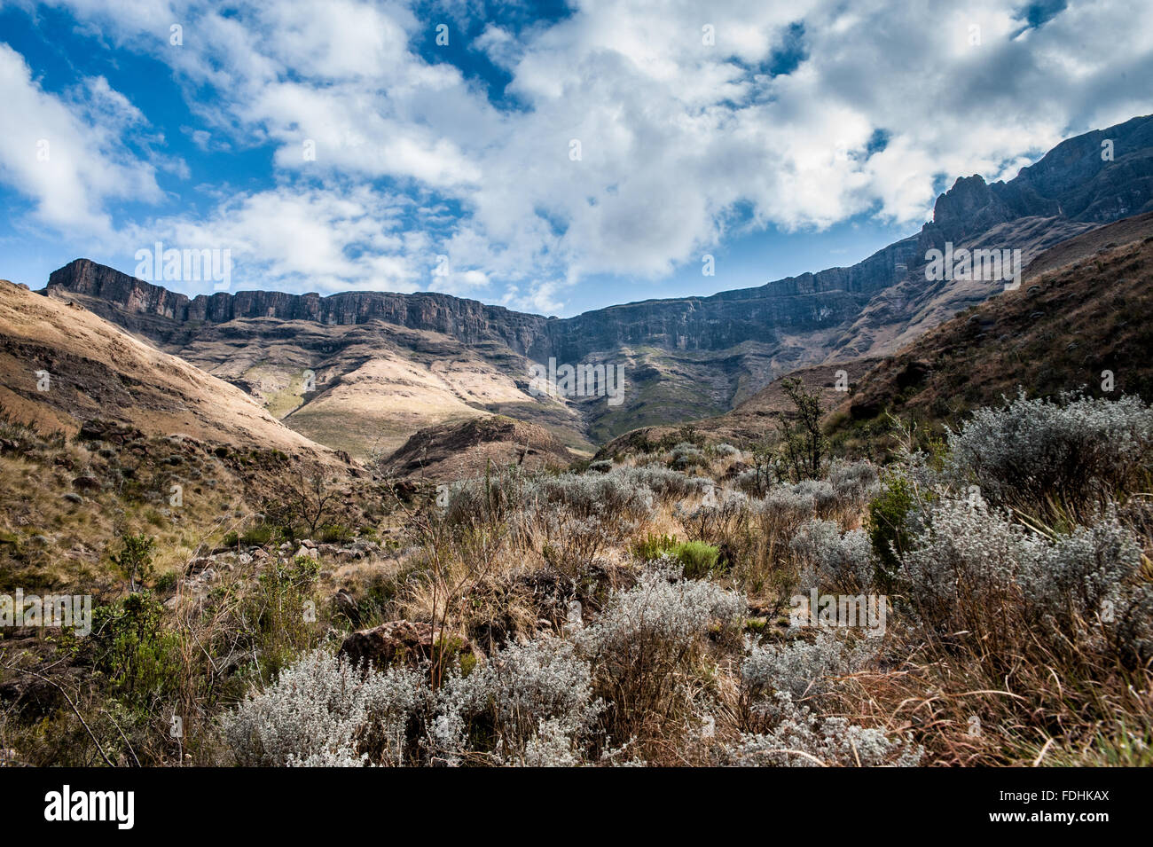 Landschaft mit Bergen und blauem Himmel in Sani Pass, zwischen Südafrika und Lesotho Stockfoto