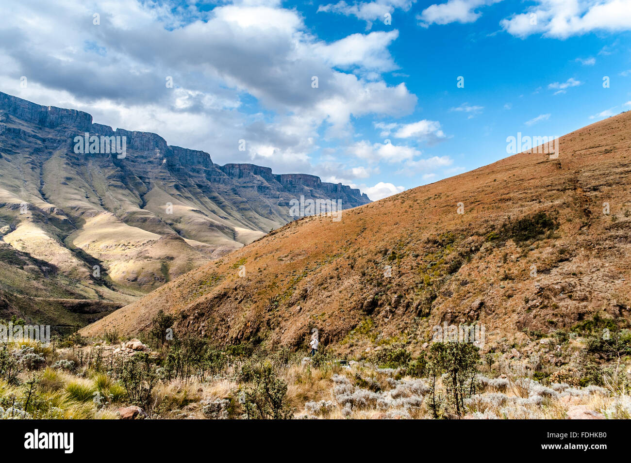 Landschaft mit Bergen und blauem Himmel in Sani Pass, zwischen Südafrika und Lesotho Stockfoto