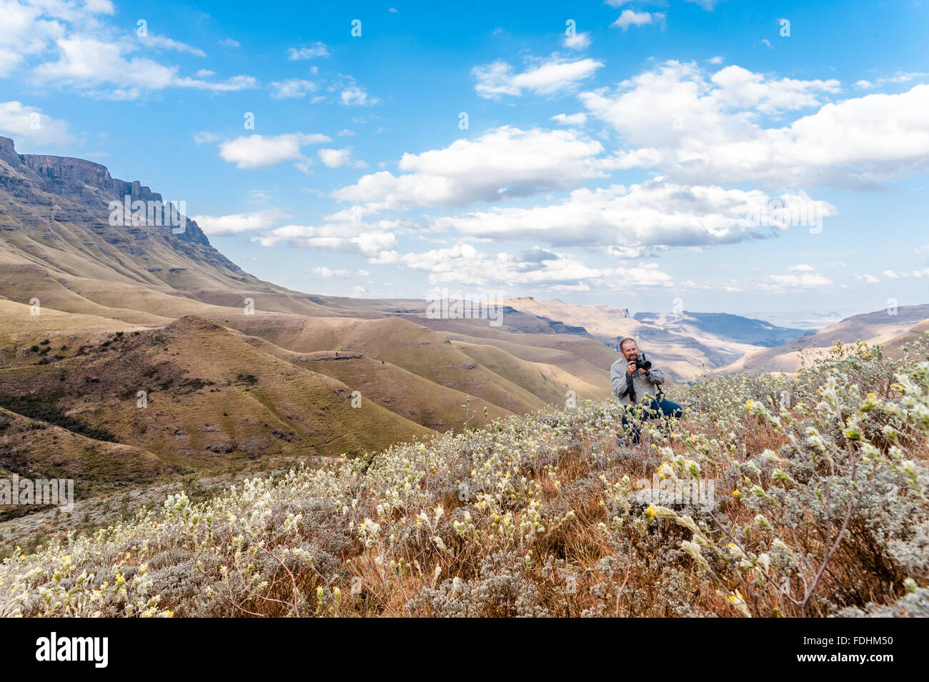 Mann fotografiert die Landschaft in Sani Pass, zwischen Südafrika und Lesotho. Stockfoto