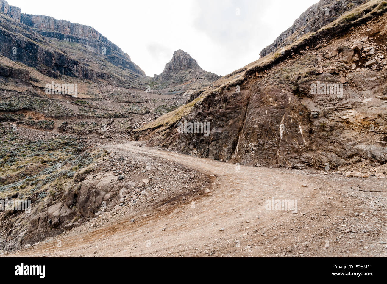 Gewundenen Schotterstraße führt auf einen Berg in Sani Pass, zwischen Südafrika und Lesotho Stockfoto