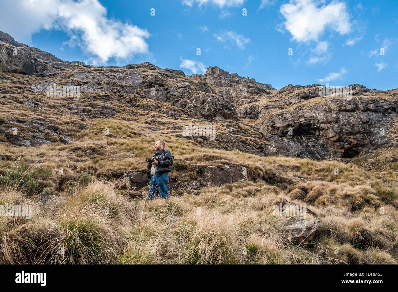 Mann fotografiert die Landschaft in Sani Pass, zwischen Südafrika und Lesotho. Stockfoto