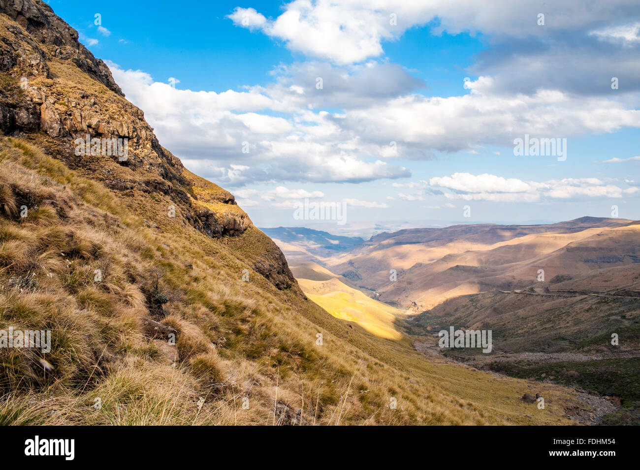 Landschaft mit Bergen und goldenen Hügeln in Sani Pass, zwischen Südafrika und Lesotho. Stockfoto