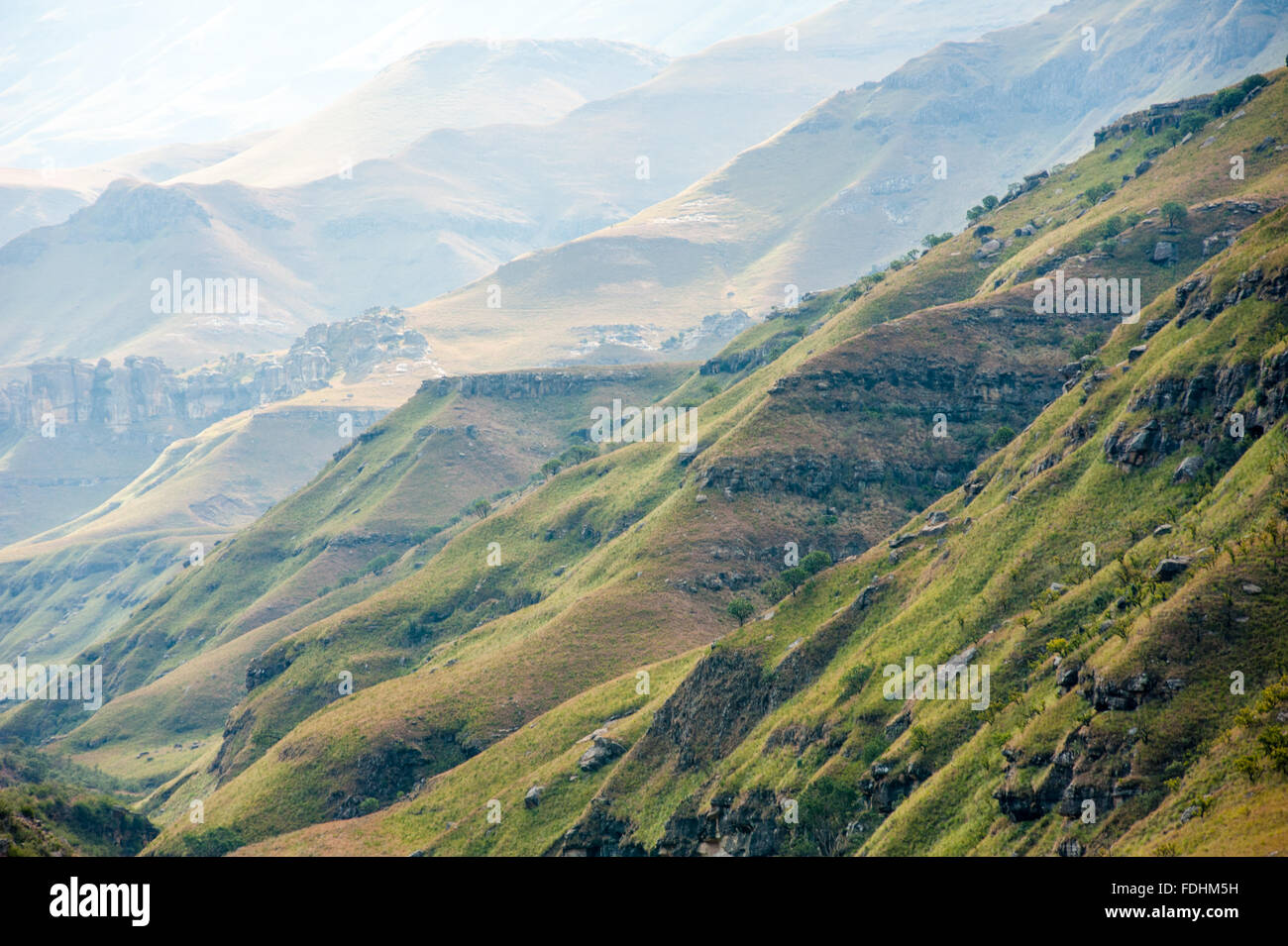 Landschaft mit Bergen und Hügeln in Sani Pass, zwischen Südafrika und Lesotho Stockfoto