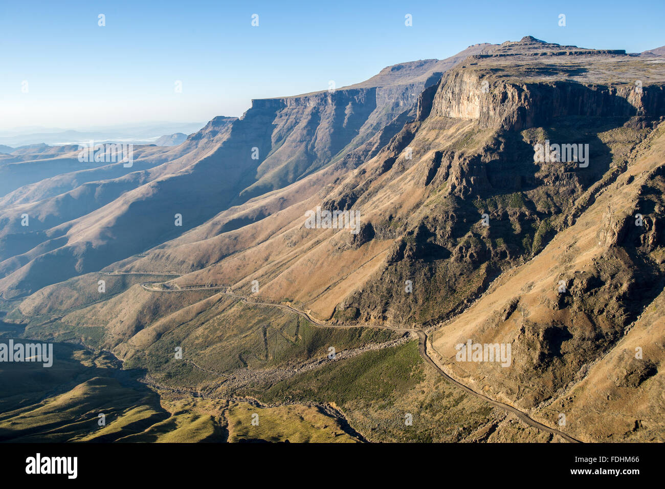 Landschaft von Bergketten und Feldweg durch Lesotho, Afrika Stockfoto