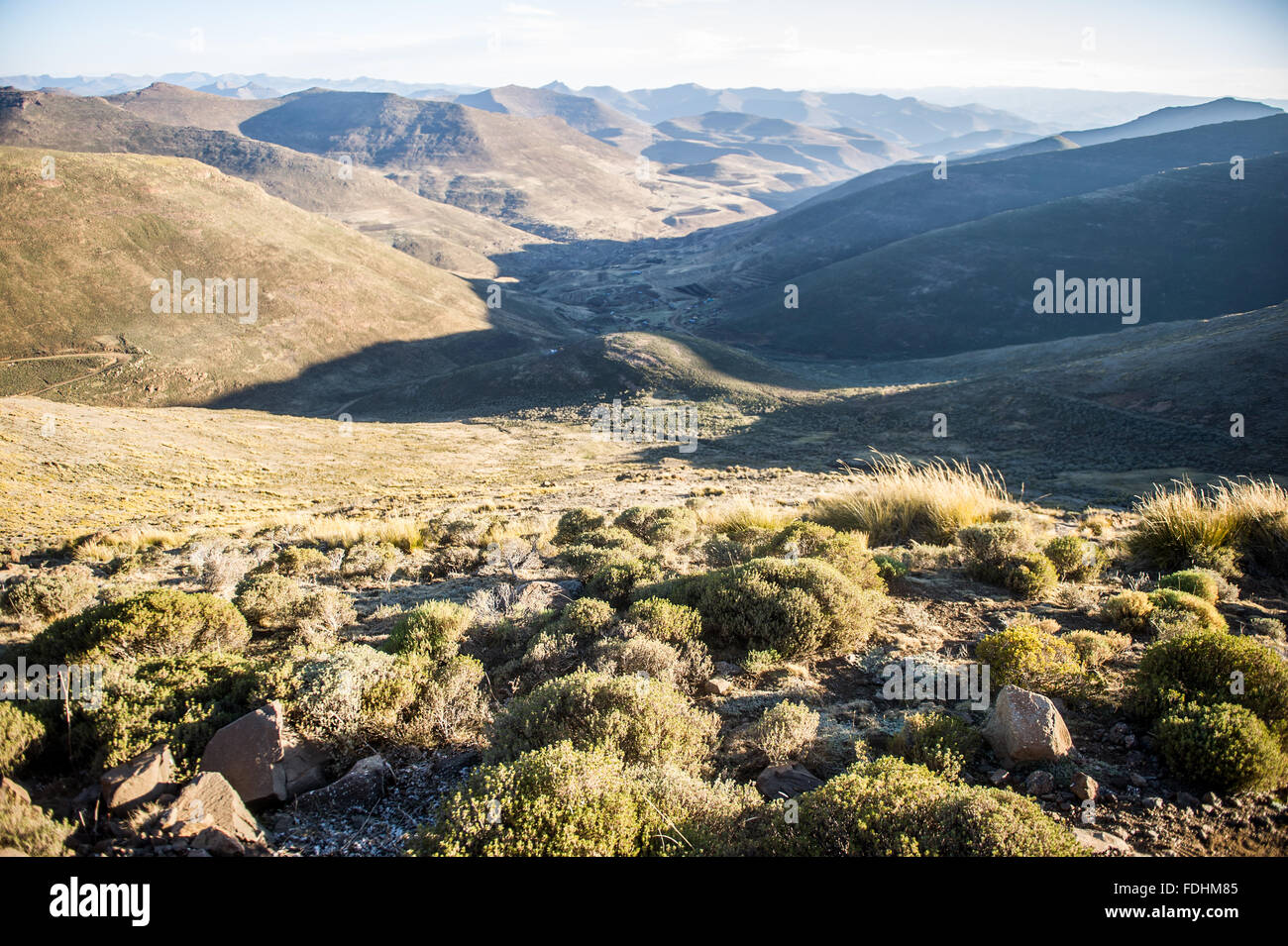 Landschaft von Bergen bedeckt mit Schatten von Wolken in Lesotho, Afrika Stockfoto