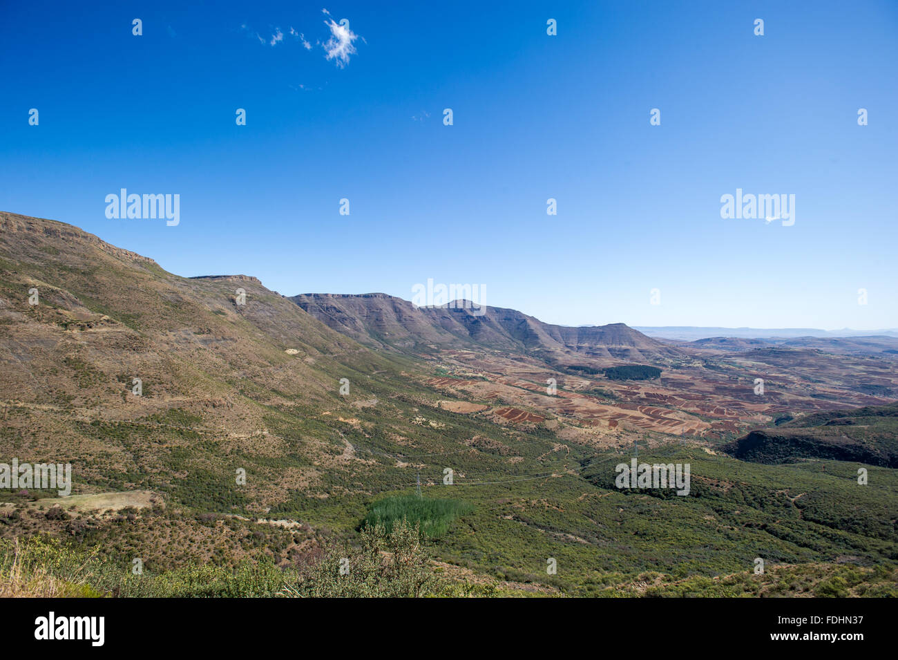 Landschaft der Berge mit Laub und blauer Himmel in Lesotho, Afrika Stockfoto