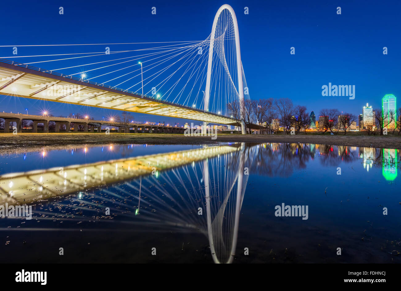 Die Margaret Hunt Hill Bridge ist eine Straßenbrücke in Dallas, Texas, die den Trinity River überspannt Stockfoto