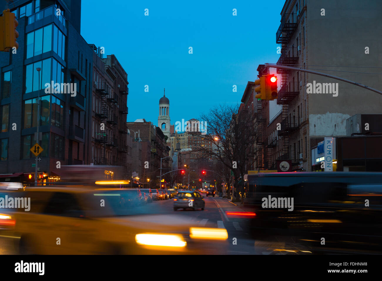 Greenwich Village Street Scene und Verkehr in der Nacht, New York Stockfoto